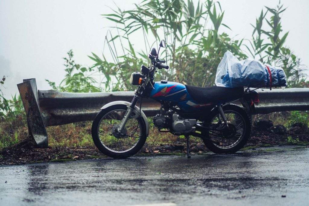 viajar en moto con lluvia